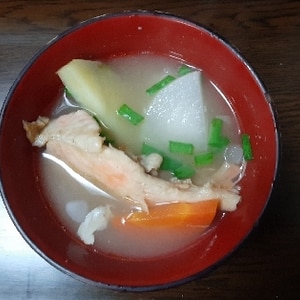 鮭のアラと野菜たっぷりの味噌汁